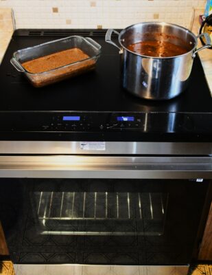 This electric range with induction stove is easy to clean, does not leak any gas, and can boil water in a short time.